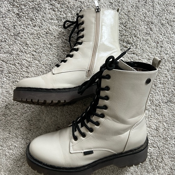 White boots - Picture 3 of 8